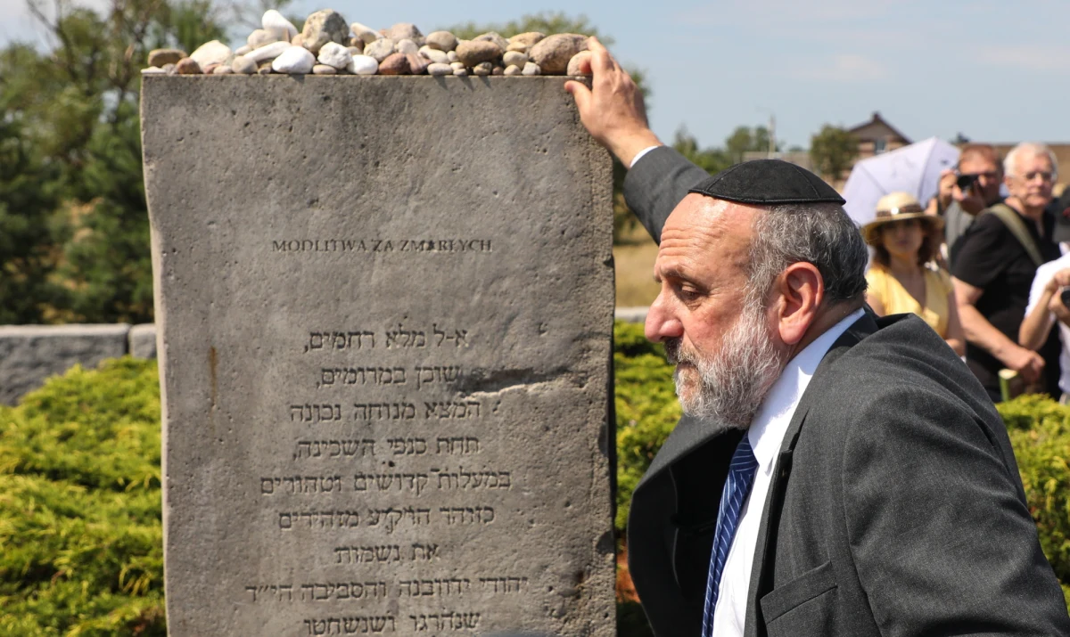 ​Modlitwami za zmarłych przy pomniku upamiętniającym tragiczne wydarzenia sprzed 83 lat uczczono w środę w Jedwabnem rocznicę mordu Żydów w tej miejscowości z 10 lipca 1941 r. Z ustaleń Instytutu Pamięci Narodowej wynika, że mordu dokonali Polacy z inspiracji Niemców.