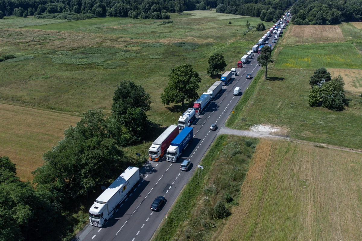Jak zwiększyć bezpieczeństwo i usprawnić ruch ciężarówek na przejściu granicznym z Białorusią? Nad tym problemem będzie myśleć zespół powołany przez wojewodę lubelskiego. Mówi się m.in. o rozszerzeniu systemu e-TOOL, a także o ewidencjonowaniu tirów, dzięki czemu nie będzie można objeżdżać kolejki drogami lokalnymi.