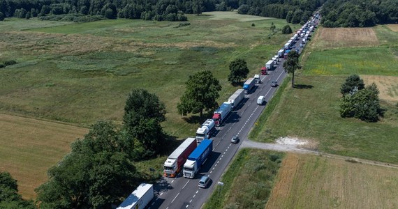 Jak zwiększyć bezpieczeństwo i usprawnić ruch ciężarówek na przejściu granicznym z Białorusią? Nad tym problemem będzie myśleć zespół powołany przez wojewodę lubelskiego. Mówi się m.in. o rozszerzeniu systemu e-TOOL, a także o ewidencjonowaniu tirów, dzięki czemu nie będzie można objeżdżać kolejki drogami lokalnymi.