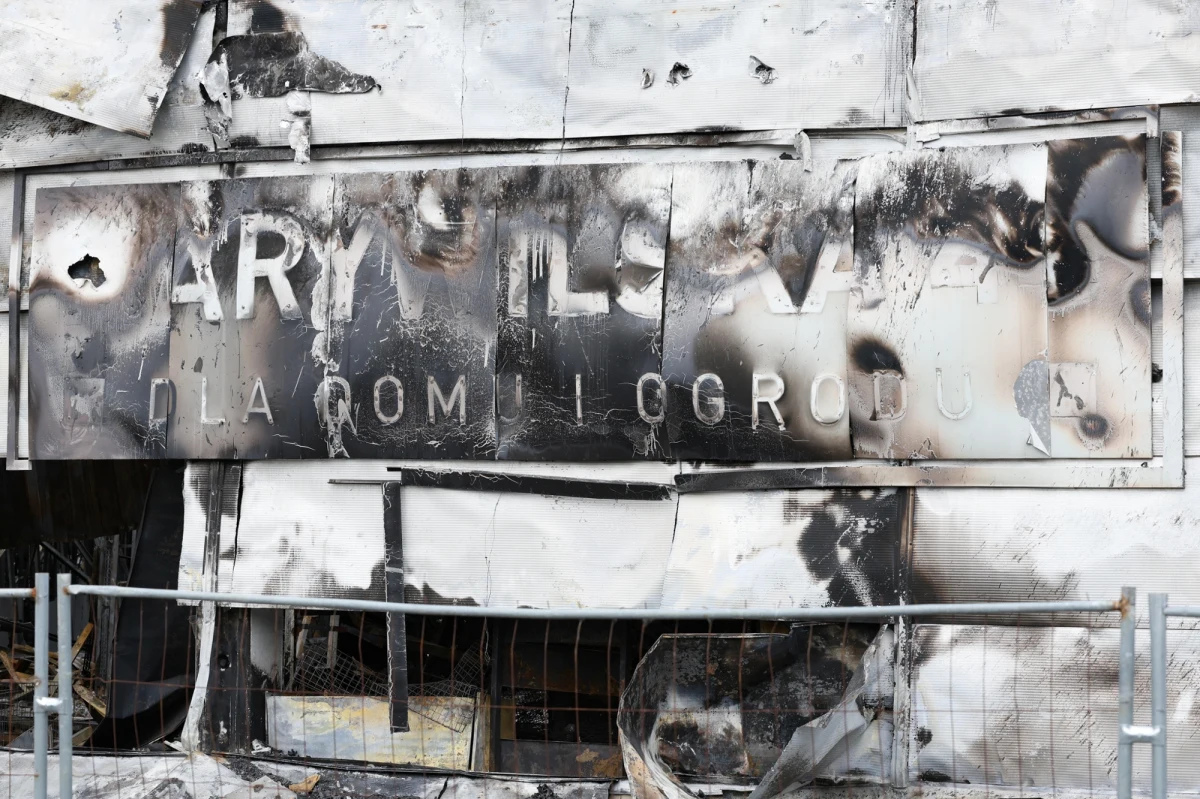 Na światło dzienne wychodzą nowe fakty w sprawie pożaru hali targowej przy ul. Marywilskiej w Warszawie. Szef MSWiA Tomasz Siemoniak poinformował w środę, że "elementy wewnętrznego monitoringu spaliły się i stopiły", sugerując, że nie uda się odzyskać nagrania z wnętrza obiektu.