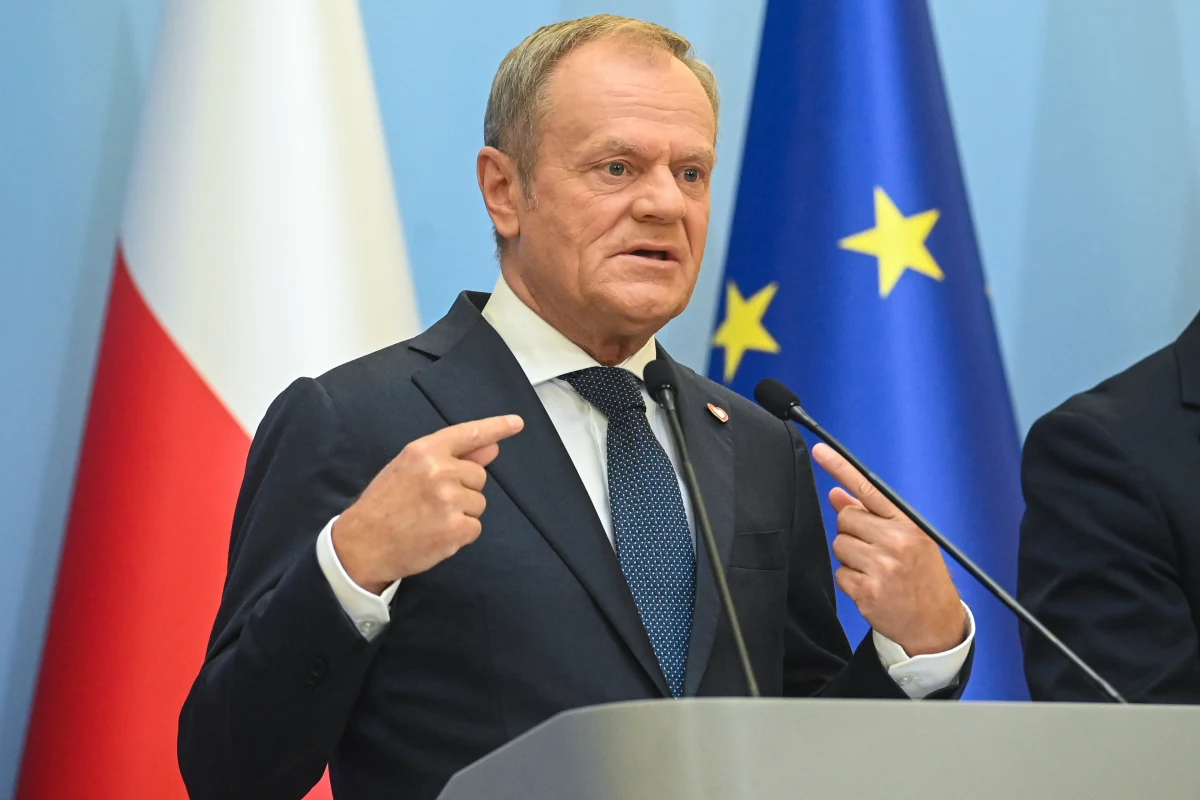 Donald Tusk w ostrych słowach skomentował w mediach społecznościowych ostatnie wypowiedzi prezydenta Andrzeja Dudy, który przebywa na szczycie NATO w Waszyngtonie. Premier napisał m.in. o "pluciu na polski rząd".