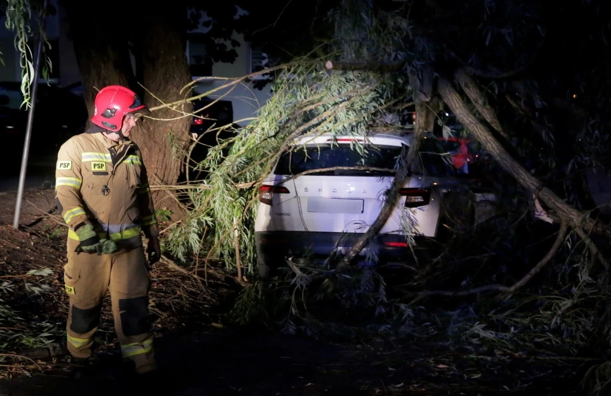 Środa w północno-zachodniej Polsce upływała pod znakiem intensywnych burz. Pracy nie brakuje m.in. strażakom z Pomorza czy Wielkopolski. Groźnie jest też w innych województwach. W województwie pomorskim wiatr przewrócił dwa rowery wodne. Jedna osoba wciąż jest poszukiwana. Ucierpiał też druh z ochotniczej straży pożarnej, którego raził piorun. Profilaktycznie ewakuowano również kilka obozów harcerskich. Strażacy w całym kraju musieli interweniować już ponad 2 tysiące razy.