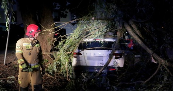 Środa w północno-zachodniej Polsce upływała pod znakiem intensywnych burz. Pracy nie brakuje m.in. strażakom z Pomorza czy Wielkopolski. Groźnie jest też w innych województwach. W województwie pomorskim wiatr przewrócił dwa rowery wodne. Jedna osoba wciąż jest poszukiwana. Ucierpiał też druh z ochotniczej straży pożarnej, którego raził piorun. Profilaktycznie ewakuowano również kilka obozów harcerskich. Strażacy w całym kraju musieli interweniować już ponad 2 tysiące razy.