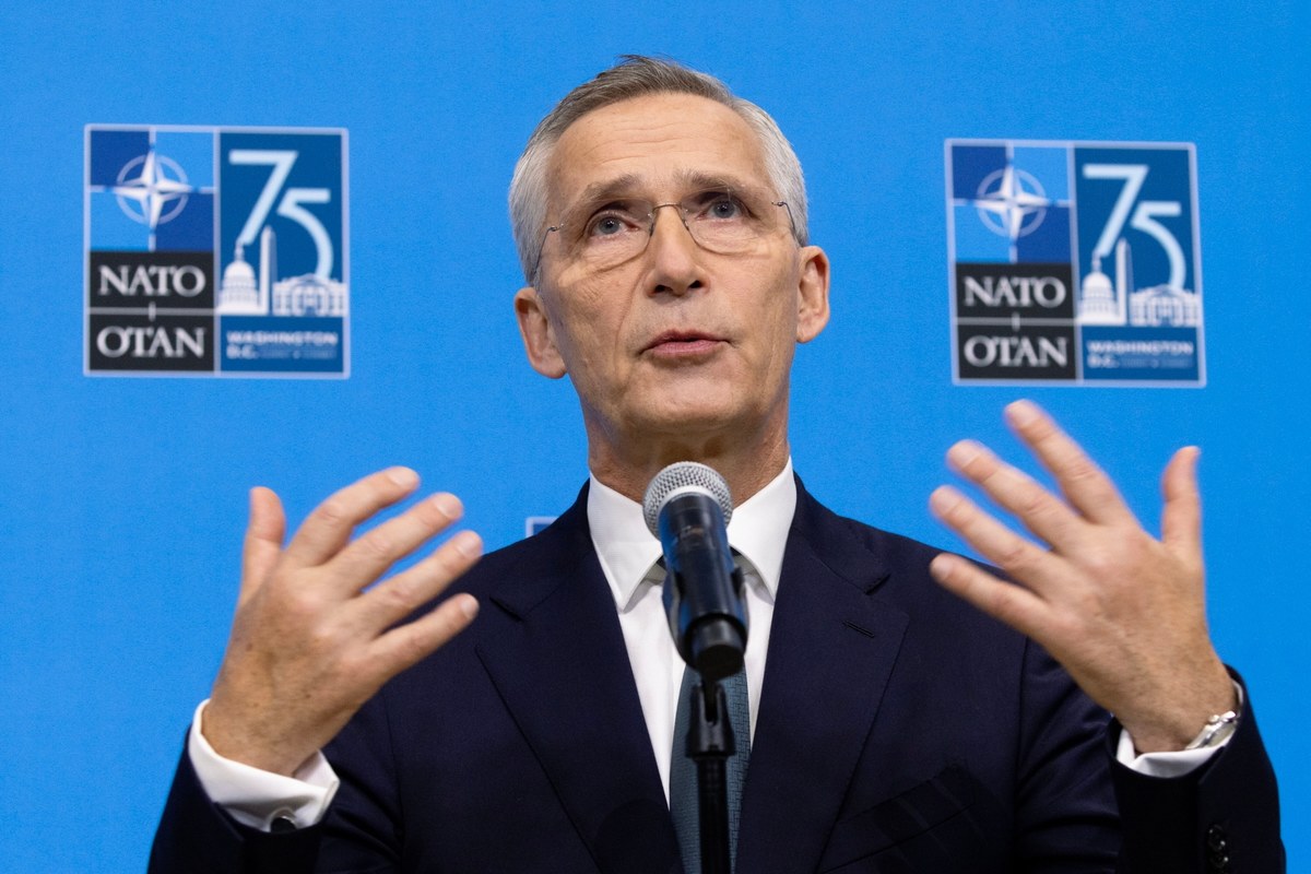 Uzgodniliśmy dalsze kroki, by zbliżyć Ukrainę do NATO; będziemy ją wspierać na nieodwracalnej drodze do Sojuszu - powiedział sekretarz generalny NATO Jens Stoltenberg. Ogłosił też szereg zapowiadanych wcześniej decyzji, w tym wsparcie Ukrainy bronią o wartości co najmniej 40 mld dol. Stoltenberg powiedział też, że baza w Redzikowie na północy Polski jest gotowa do rozpoczęcia misji. Na stronie Sojuszu opublikowano też najważniejsze konkluzje po waszyngtońskim szczycie.