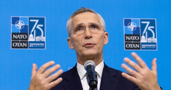 Uzgodniliśmy dalsze kroki, by zbliżyć Ukrainę do NATO; będziemy ją wspierać na nieodwracalnej drodze do Sojuszu - powiedział sekretarz generalny NATO Jens Stoltenberg. Ogłosił też szereg zapowiadanych wcześniej decyzji, w tym wsparcie Ukrainy bronią o wartości co najmniej 40 mld dol. Stoltenberg powiedział też, że baza w Redzikowie na północy Polski jest gotowa do rozpoczęcia misji. Na stronie Sojuszu opublikowano też najważniejsze konkluzje po waszyngtońskim szczycie.