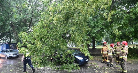 Ponad 2,7 tys. interwencji strażaków, kilka osób rannych, zerwane dachy i połamane drzewa. To bilans nawałnic, które od wczoraj przechodzą nad Polską. Na Pomorzu strażak OSP został porażony piorunem. W województwie kujawsko-pomorskim zaginęła jedna osoba, która pływała na jeziorze w Zalesiu koło Chełmży. Profilaktycznie ewakuowano również kilka obozów harcerskich.