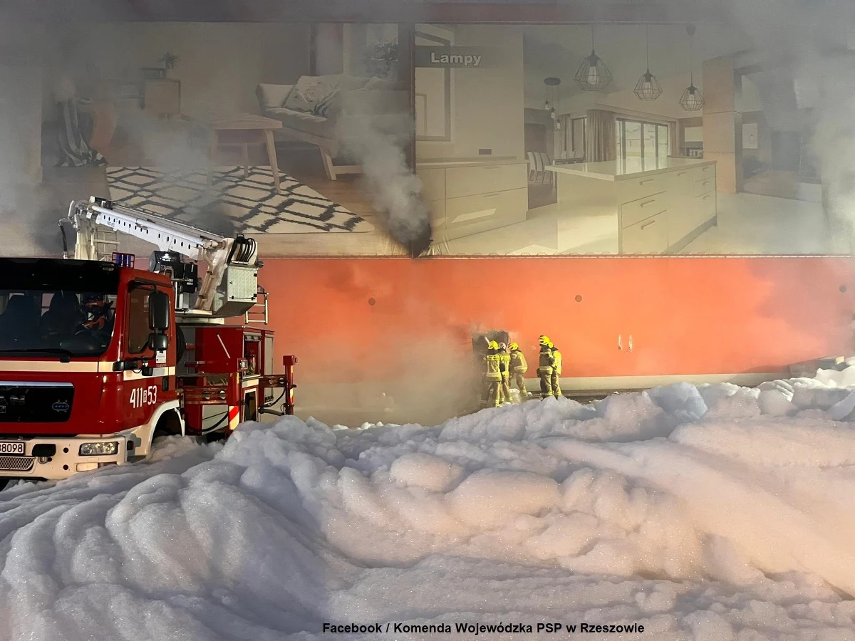 "Pożar został opanowany! W działaniach udział bierze ponad 300 strażaków" - przekazała o godz. 15 Państwowa Straż Pożarna. Walka z ogniem w markecie budowlanym w Krośnie na Podkarpaciu trwa od ponad doby.