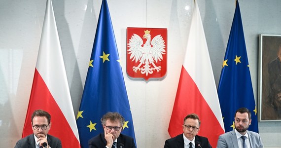 Ostatni raz komisja śledcza ds. wyborów kopertowych zebrała się w maju. Od tego czasu zmieniło się troje z jedenastu członków komisji. Kieruje nią już trzeci z kolei poseł, prezydium właściwie nie istnieje, a przez ciągłe "zamienianie się krzesłami" raportu końcowego, który miał być gotowy pod koniec czerwca - nadal nie ma.