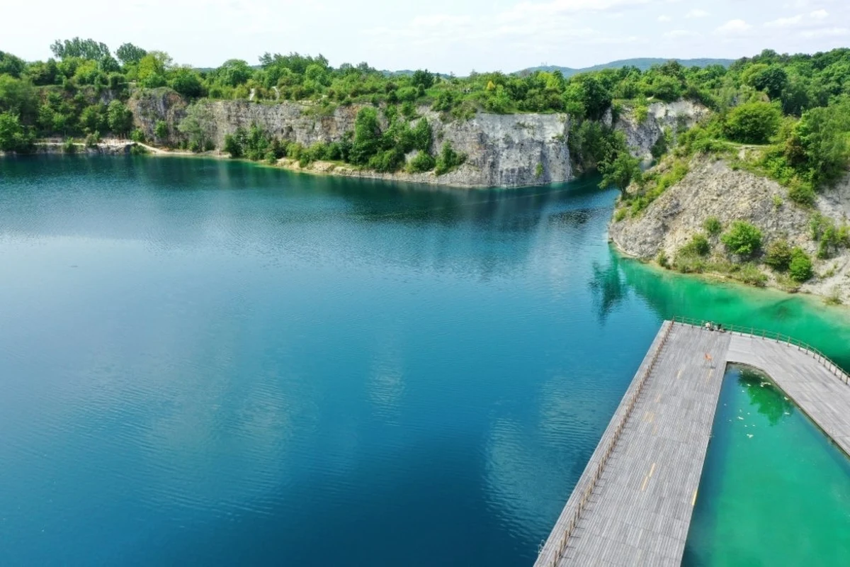 Z powodu olbrzymiego zainteresowania oraz ze względów bezpieczeństwa, wstęp na pomosty na Zakrzówku w słoneczne weekendy oraz dni świąteczne możliwy będzie od godz. 9.00. Wcześniejsze korzystanie z pomostów nie będzie możliwe. 