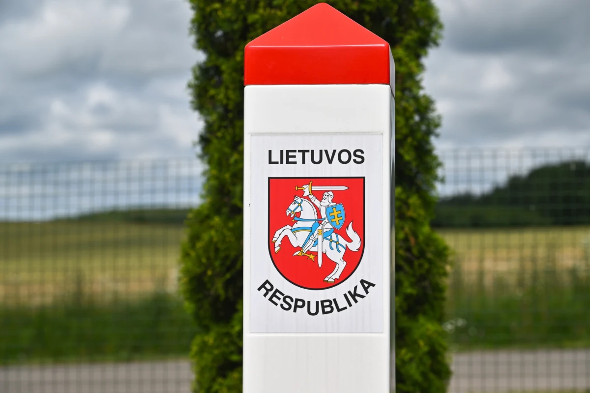 Rozwój sieci schronów, ostrzeganie i informowanie ludności, ewakuacja i pomoc medyczna - to tematy, o których rozmawiała Agnė Bilotaitė, minister spraw wewnętrznych Litwy z merem Wilna, Valdasem Benkunskasem. Jak poinformowała Bilotaitė, spotkanie z włodarzem litewskiej stolicy to pokłosie "wyższego poziomu zagrożeń militarnych i hybrydowych", a także ewentualnych zdarzeń na bliskiej granicy z Białorusią.