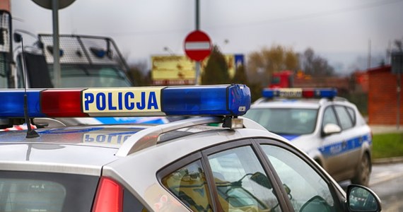 Policjanci w Zielonkach, w powiecie krakowskim zatrzymali 32-latka, podejrzanego o usiłowanie zabójstwa swojej byłej partnerki. Napastnik zaatakował swoją ofiarę śrubokrętem, w miejscu jej pracy. Mężczyzna usłyszał w prokuraturze zarzut i został tymczasowo aresztowany na 3 miesiące. Teraz grozi mu kara nawet dożywotniego pozbawienia wolności.