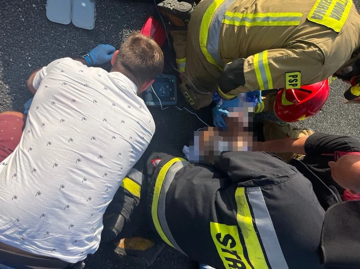 Starszy mężczyzna stracił przytomność jadąc bmw autostradą A4 na wysokości Rudy Śląskiej. Stojące na środkowym pasie auto zauważyli bytomscy policjanci zajmujący się zwalczaniem przestępczości gospodarczej, którzy akurat wracali z wyjazdu służbowego. Mundurowi wybili szybę i udzielili mężczyźnie pierwszej pomocy. 