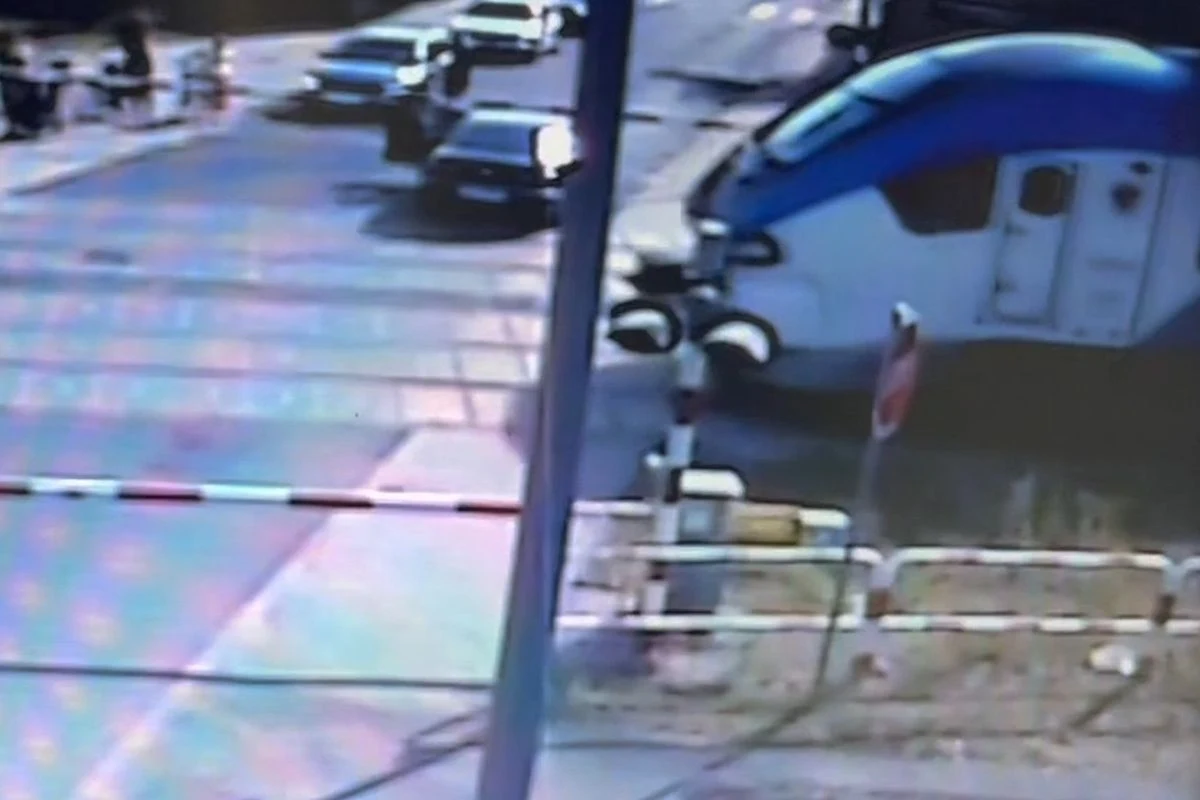 Na przejeździe kolejowym w Międzyrzeczu (Lubuskie) doszło do bardzo niebezpiecznego zdarzenia, które mogło zakończyć się tragedią. 67-letni kierowca osobowego volkswagena zignorował sygnalizację świetlną oraz opuszczone rogatki i wjechał na torowisko. 