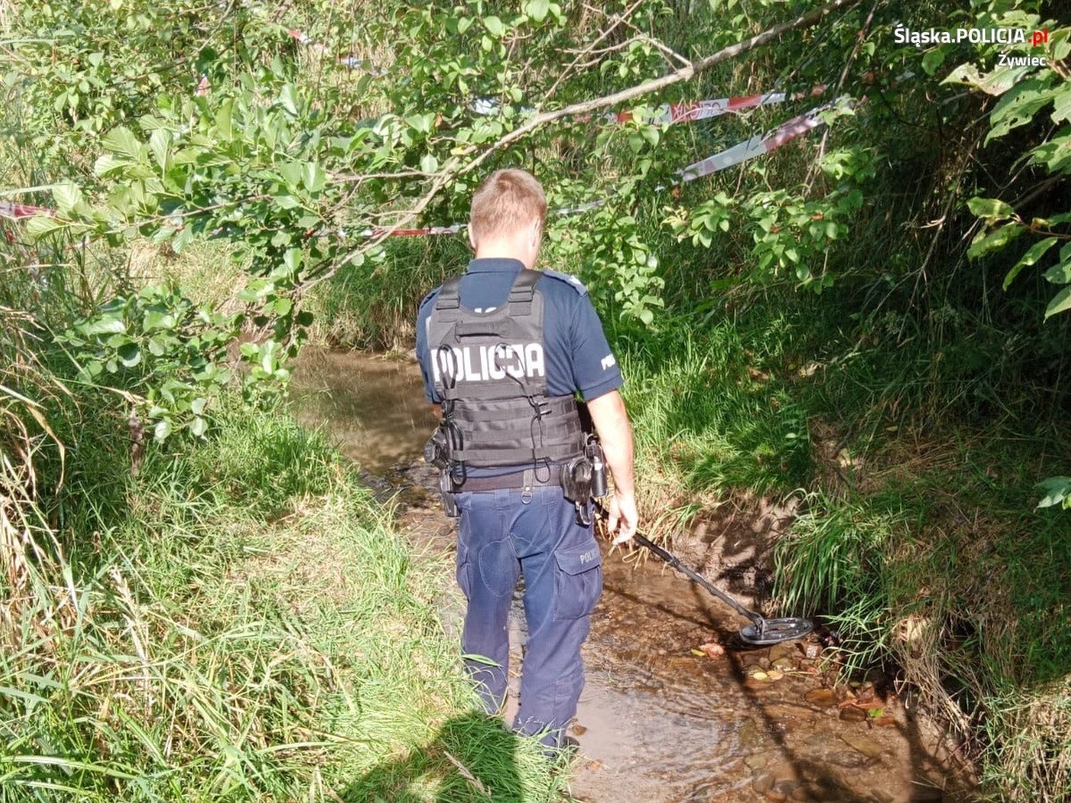 Pocisk moździerzowy, pochodzący prawdopodobnie z czasów II wojny światowej, znalazła mieszkanka Pietrzykowic (Śląskie) w korycie rzeki przepływającej przez tę miejscowość - podała w czwartek policja. Znalezisko zabiorą saperzy.