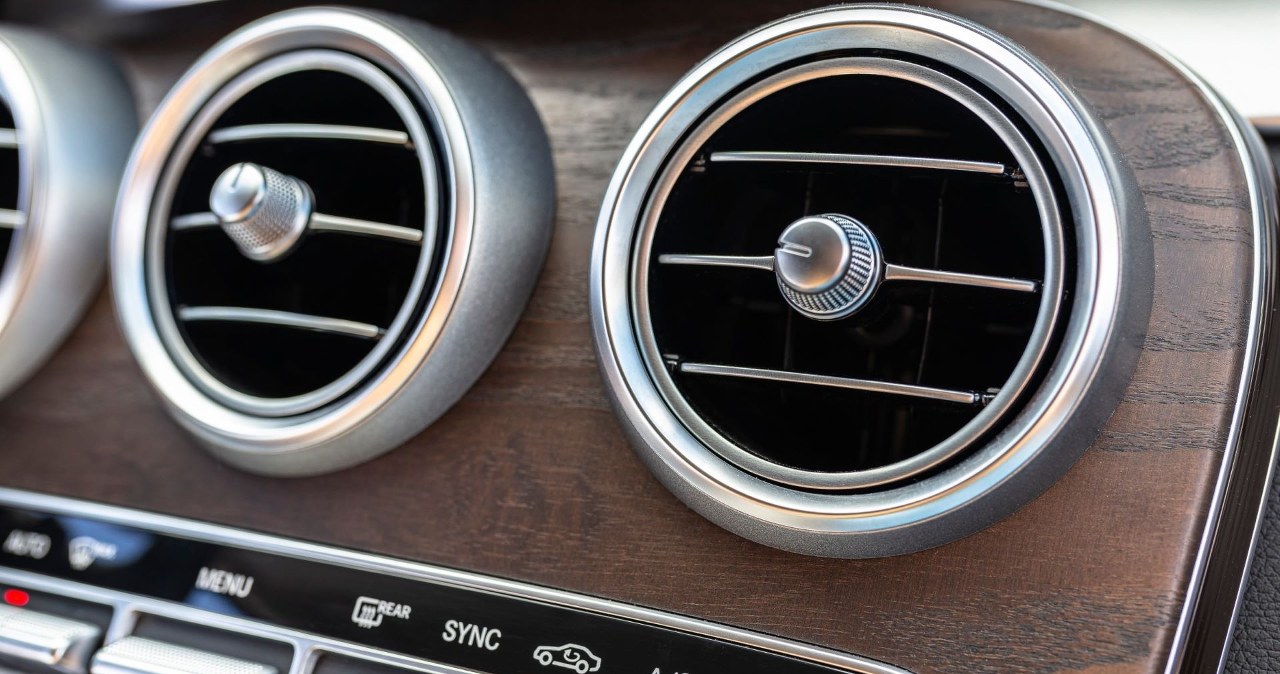 Odgrzybianie klimatyzacji w aucie. Wystarczy 20 zł i 15 minut