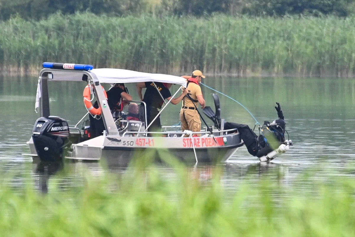 Z jeziora Tuchomskiego zostało wyciągnięte ciało. Jest to prawdopodobnie 16-latek poszukiwany od środy po tym, gdy wypadł z roweru wodnego.