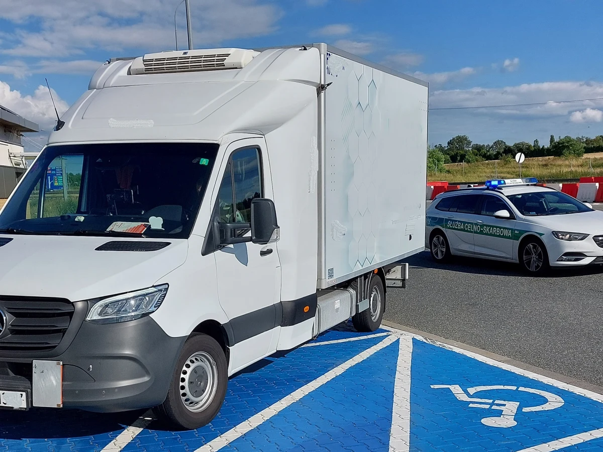 Wywóz z kraju ponad tysiąca szczepionek przeciw HPV wpisanych na wydaną przez ministra zdrowia listę leków zagrożonych brakiem dostępności udaremnili funkcjonariusze Krajowej Administracji Skarbowej (KAS) z Łodzi. Wiozący leki kierowca został ukarany 5 tys. zł mandatu.