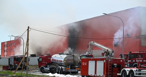 Strażacy opanowali pożar marketu budowlanego w Krośnie. "Pożar się nie rozwija, nie rozprzestrzenia, trwa akcja dogaszania, która potrwa jeszcze co najmniej kilkanaście godzin" - powiedział PAP w czwartek po południu zastępca dowódcy jednostki ratowniczo-gaśniczej PSP w Krośnie st. kpt. Mateusz Dębiec. Mundurowi walczą z ogniem od środowego poranka. Służby informowały m.in. o wykryciu alarmowych poziomów amoniaku w promieniu 500 m od źródła pożaru.