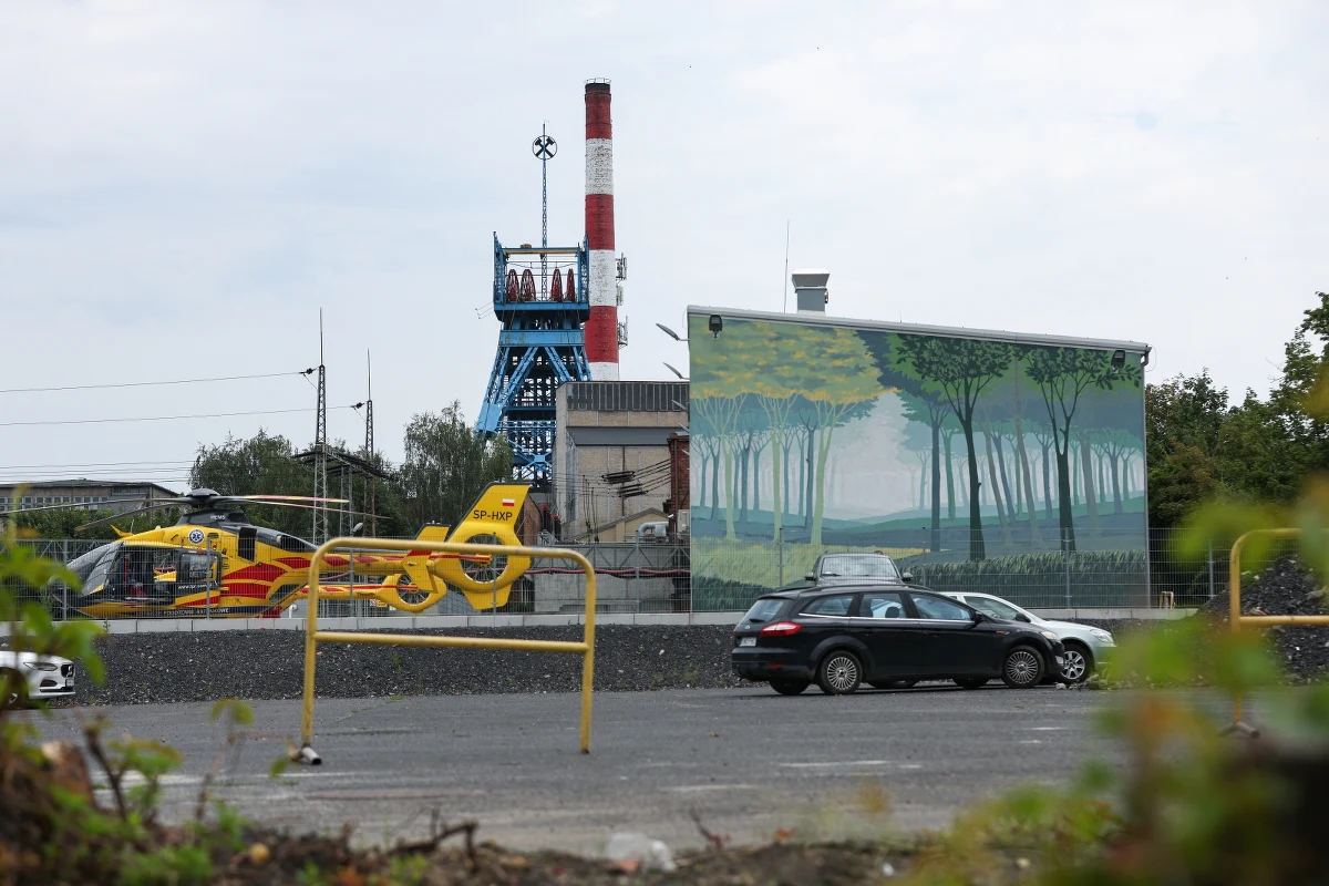 Ratownicy dotarli do jednego z dwóch górników poszukiwanych po porannym wstrząsie w kopalni Rydułtowy. Transportują go do miejsca, gdzie znajduje się lekarz. Wcześniej na powierzchnię z rejonu wstrząsu wyprowadzono 76 osób. 17 górników trafiło do szpitali. 