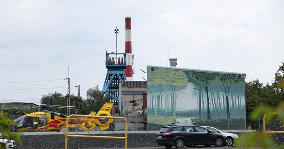 Ratownicy dotarli do jednego z dwóch górników poszukiwanych po porannym wstrząsie w kopalni Rydułtowy. Transportują go do miejsca, gdzie znajduje się lekarz. Wcześniej na powierzchnię z rejonu wstrząsu wyprowadzono 76 osób. 17 górników trafiło do szpitali. 