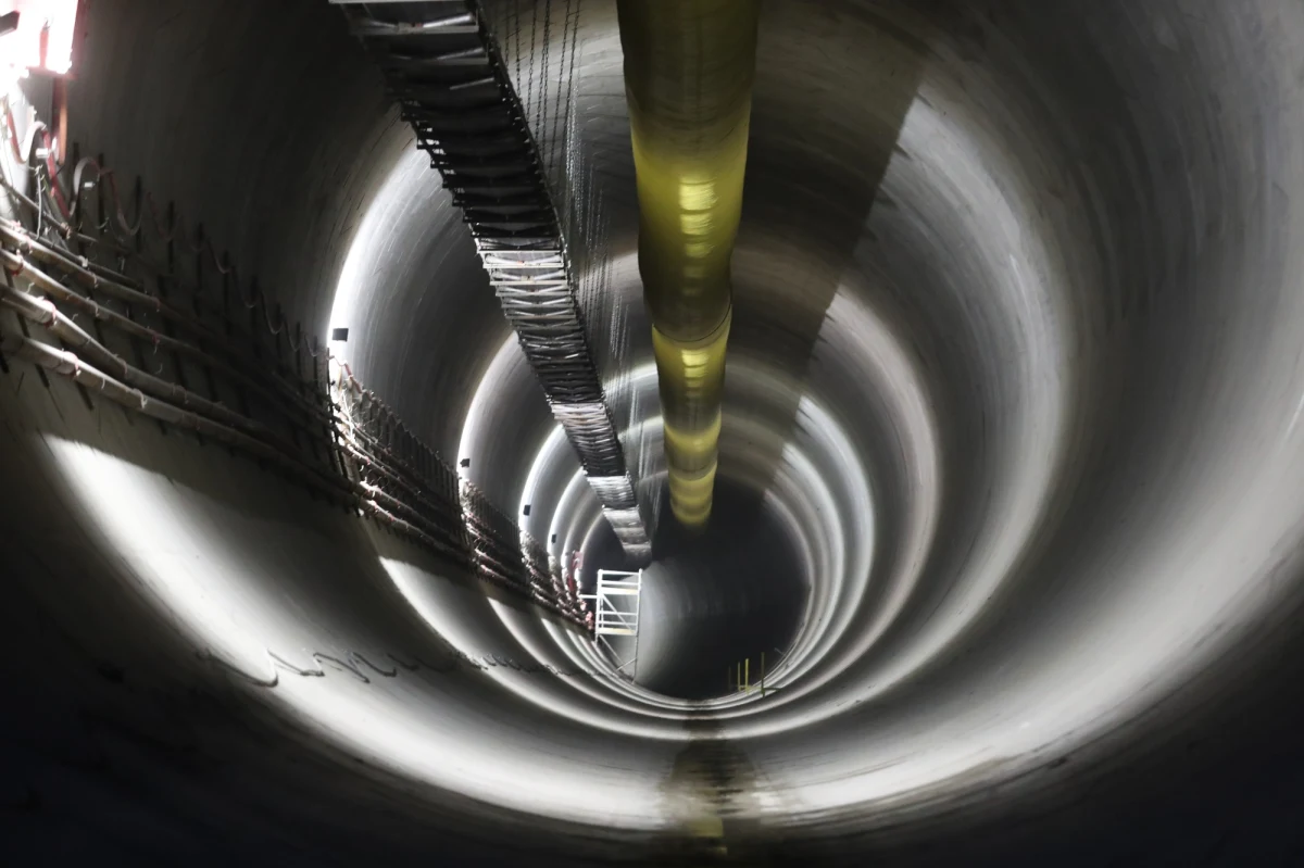 Po przerwie spowodowanej podziemną przeszkodą na trasie tunelu średnicowego, tarcza TBM "Katarzyna" wznowiła pracę i w najbliższych dniach ma wejść pod kamienice Starego Polesia w Łodzi - poinformowały w czwartek PKP Polskie Linie Kolejowe 