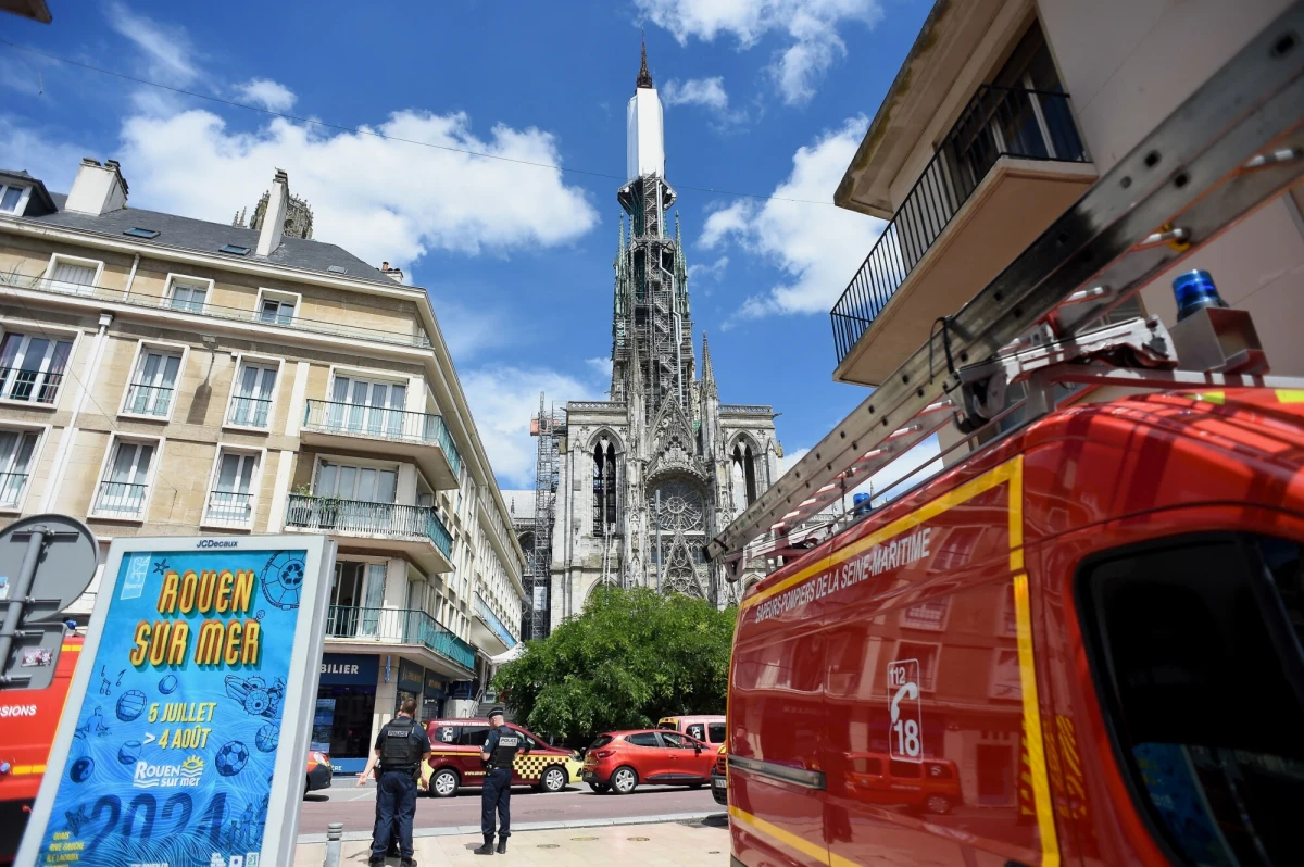W gotyckiej katedrze w Rouen we francuskiej Normandii wybuchł pożar. Zapaliła się iglica. W katedrze prowadzono prace konserwatorskie. Nikt nie ucierpiał na skutek pożaru.