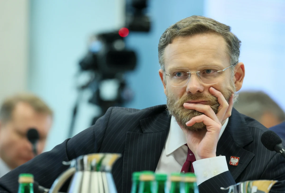 "Mówimy stop patowładzy. Postanowiliśmy powołać w ramach klubu parlamentarnego PiS specjalny zespół parlamentarzystów, który będzie pokazywał wszystkie naruszenia, złamania reguł, zasad prawa, i który będzie dopominał się odpowiedzialności tych, którzy Polską rządzą" - poinformował szef klubu Prawa  Sprawiedliwości Mariusz Błaszczak. Na czele zespołu stanął poseł Zbigniew Bogucki. 