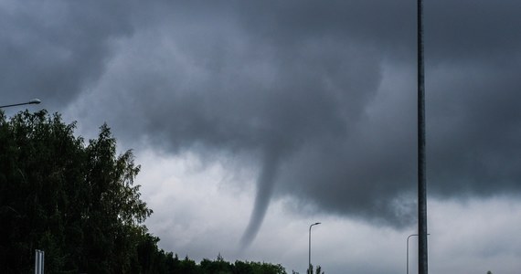 Nad Małopolską od godzin wczesnopopołudniowych przechodzą silne burze, którym towarzyszy zarówno silny wiatr, jak i ulewne opady deszczu. Niebezpiecznie było m.in. w powiecie limanowskim, gdzie wichura powaliła drzewa na drogi w kilku miejscowościach. Z kolei w Naprawie w powiecie suskim powstała trąba powietrzna. Do sieci trafiły nagrania.