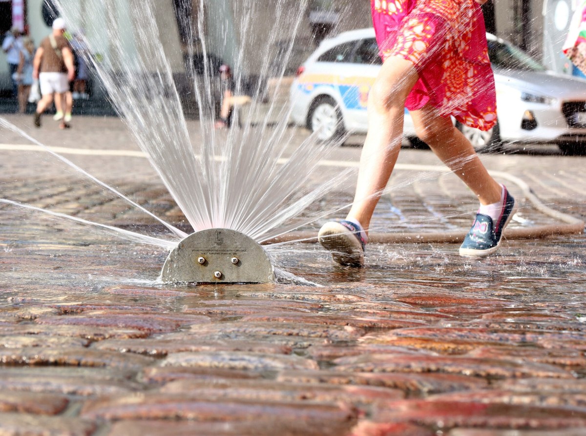 Upalna i burzowa pogoda zostanie z nami przez najbliższe dni. Jak informuje Instytut Meteorologii i Gospodarki Wodnej, najwyższą temperaturę pokażą termometry na południu i wschodzie kraju. 