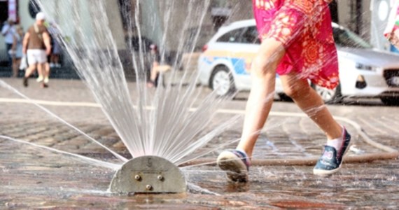 Upalna i burzowa pogoda zostanie z nami przez najbliższe dni. Jak informuje Instytut Meteorologii i Gospodarki Wodnej, najwyższą temperaturę pokażą termometry na południu i wschodzie kraju. 