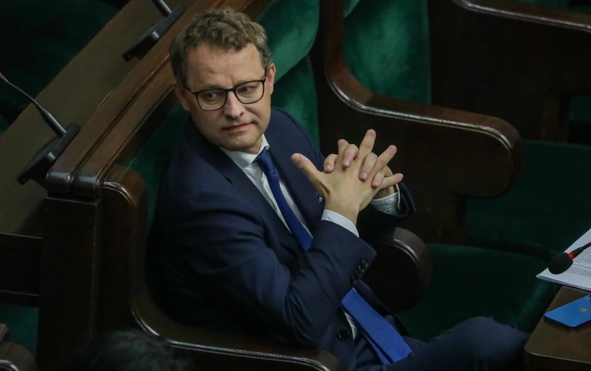 Sejmowa Komisja Regulaminowa, Spraw Poselskich i Immunitetowych opowiedziała się za uchyleniem immunitetu Marcinowi Romanowskiemu. Byłemu wiceministrowi sprawiedliwości i bliskiemu współpracownikowi Zbigniewa Ziobry prokuratura postawiła 11 zarzutów, w tym najważniejszy - dotyczący działania w zorganizowanej grupie przestępczej.