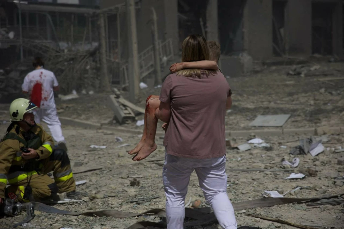 Było poniedziałkowe przedpołudnie, kiedy w szpital dziecięcy Ochmadyt w Kijowie uderzył rosyjski pocisk manewrujący Ch-101. Rezultat? Zniszczone skrzydło z oddziałem toksykologii, dwoje zabitych i kilkadziesiąt rannych, w tym dzieci. W mediach i wśród elit oburzenie, ale co z tego? Dla Rosji bombardowanie szpitali to chleb powszedni i zapewne jeszcze nieraz Kreml pośle rakiety w stronę jakiejś placówki medycznej. Chyba, że Zachód powie w końcu "dość".