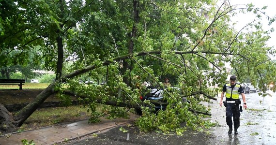 Uszkodzone dachy i podtopione budynki to skutki burz i nawałnic, które przeszły nad Śląskiem. Strażacy interweniowali minionej doby aż 122 razy. 