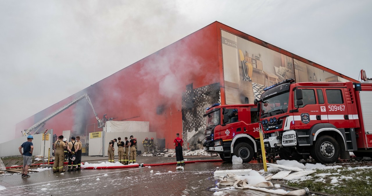  Pożar marketu w Krośnie. Najnowsze dane służb