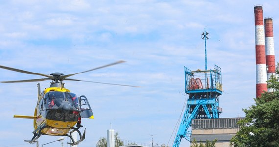 Coraz trudniejsze warunki mają pod ziemią ratownicy szukający górnika w kopalni Rydułtowy na Śląsku. Nocą były tam kolejne wstrząsy, co powodowało przerywanie akcji. Cały czas poszukiwania utrudniają też uszkodzenia w podziemnych wyrobiskach, które spowodował wczorajszy wstrząs. Akcja w kopalni trwa już ponad dobę.