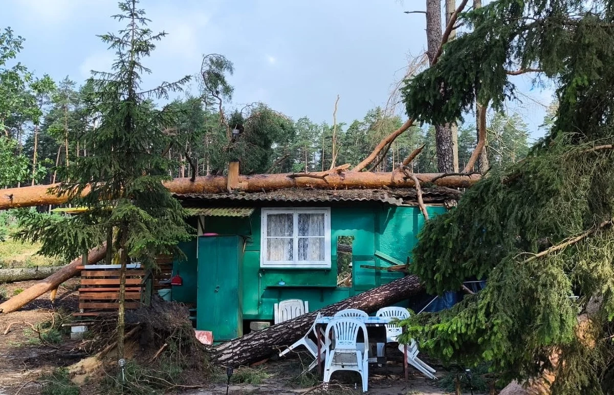 "To cud, że nikomu nic się nie stało" - mówi młodszy brygadier Grzegorz Różański z warmińsko-mazurskiej straży pożarnej. Wczoraj wieczorem w czasie burzy doszczętnie zniszczony został ośrodek wypoczynkowy "Metalowiec" nad jeziorem Serwent w gminie Purda na Mazurach. W momencie, gdy nawałnica przechodziła przez ten rejon, w domkach przebywało 15 osób. 