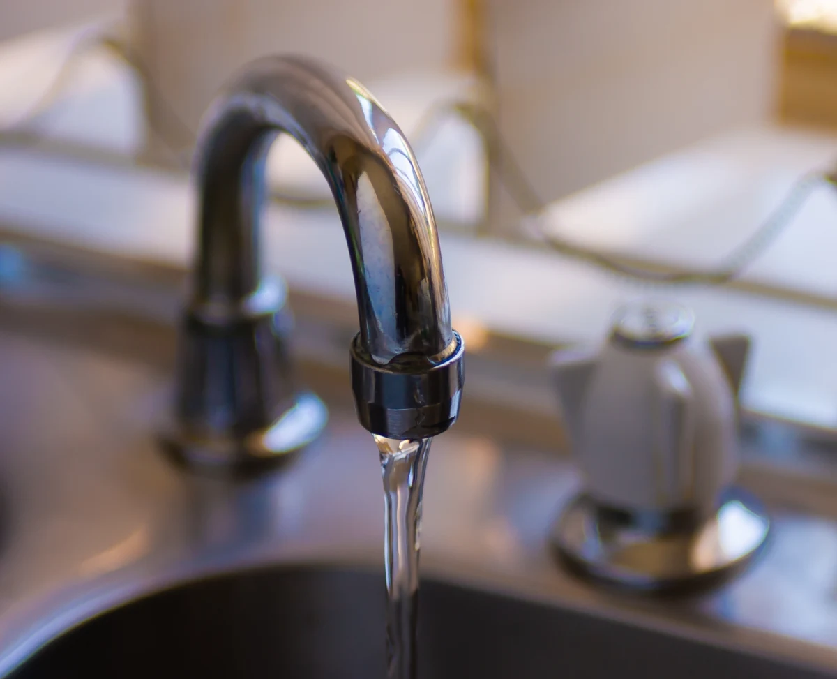 "Z powodu zanieczyszczenia mikrobiologicznego woda z wodociągu w Słoneczniku, w województwie warmińsko-mazurskim, nie nadaje się do spożycia. Wodociąg zaopatruje w wodę prawie tysiąc osób" - podał w piątek Warmińsko-Mazurski Państwowy Wojewódzki Inspektor Sanitarny.
