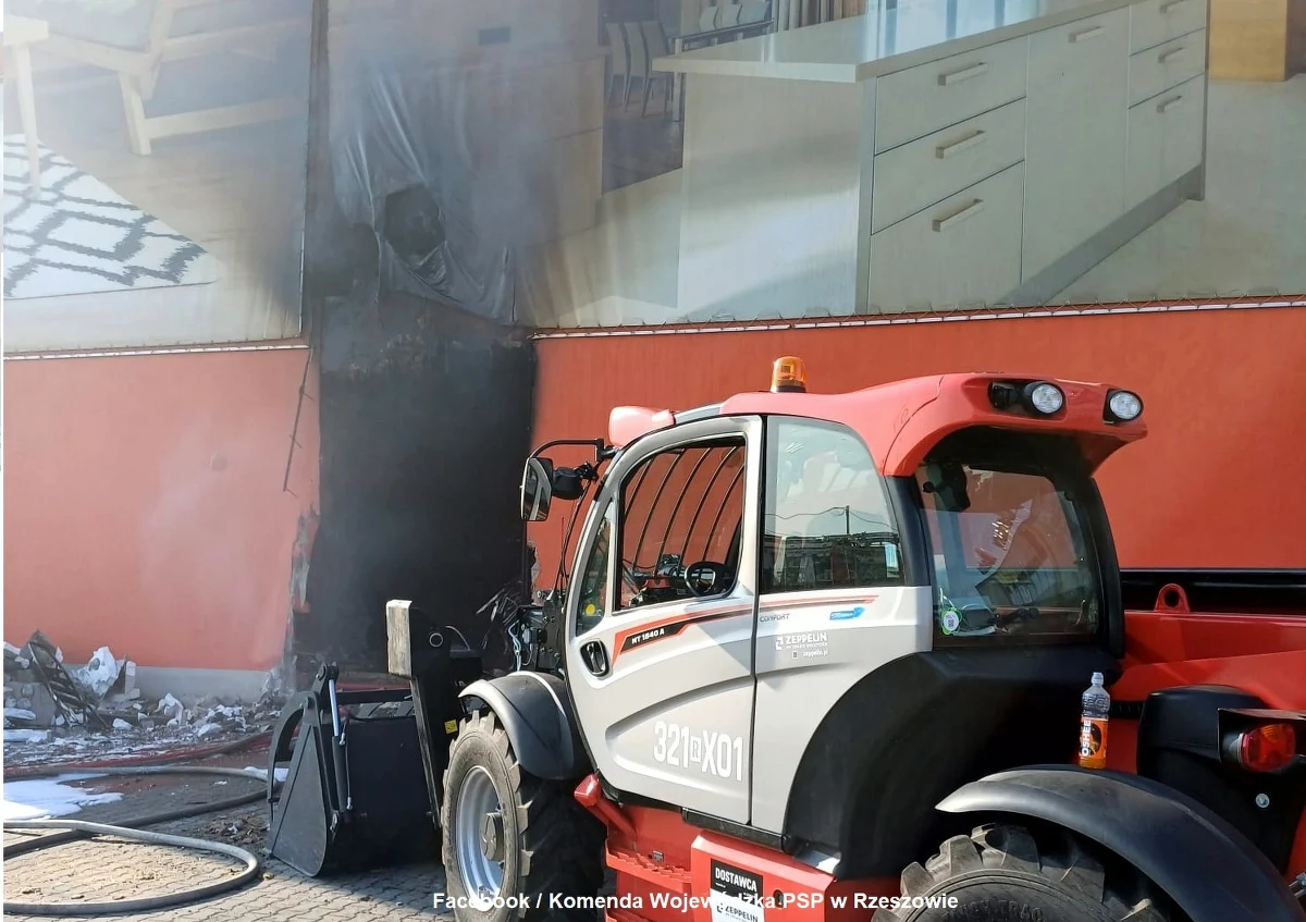 820 strażaków gasiło do tej pory pożar w Krośnie na Podkarpaciu. Walka z ogniem trwa tam od środowego poranka. W tej chwili sytuacja jest opanowana, a strażacy - przy użyciu kamer termowizyjnych - sprawdzają miejsca, gdzie jest podwyższona temperatura i dogaszają ostatnie palące się miejsca.