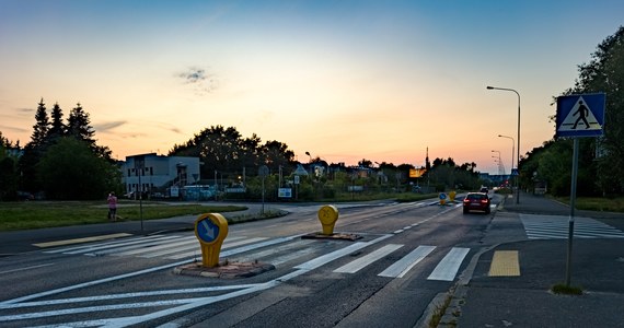 Na kolejnych przejściach dla pieszych zrobi się bezpieczniej.  Podpisano właśnie umowy na zamontowanie dodatkowego oświetlenia. Sprawdź, na których przejściach zrobi się jaśniej. 