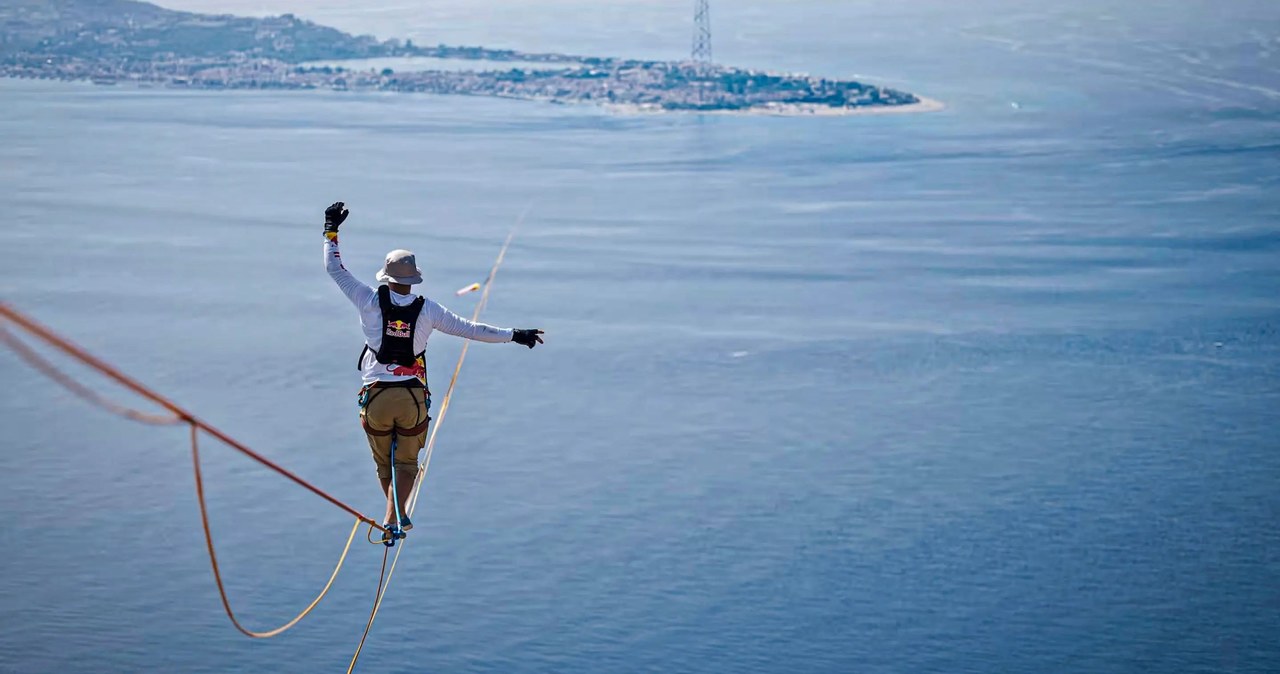 Slackliner Jaan Roose próbował ustanowić rekord świata w najdłuższym w historii spacerze po taśmie, przekraczając oddzielającą Sycylię od Kalabrii Cieśninę Messyńską, pokonując "jedyne" 3,63 km. Jak mu poszło? 