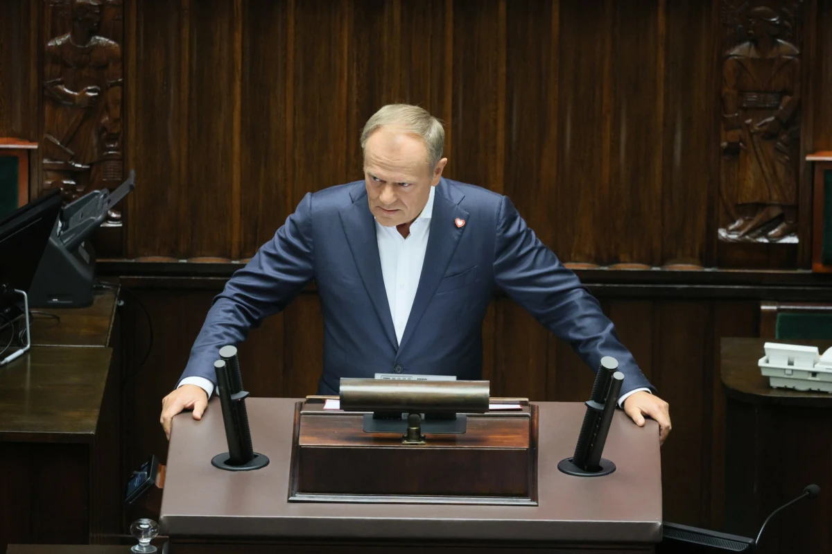 "Ambasador Polski przy NATO Tomasz Szatkowski już 5 lat temu był podejrzewany m.in. o kontaktowanie się z obcymi służbami specjalnymi" - oświadczył Donald Tusk. Premier poinformował posłów, że Służba Kontrwywiadu Wojskowego zarzucała Szatkowskiemu uzyskiwanie nieuprawnionych korzyści majątkowych i opieranie się na lobbingu zagranicznych firm przy przygotowywaniu strategicznych dokumentów dotyczących obronności. Dyplomata miał również nieprawidłowo obchodzić się z dokumentami niejawnymi.