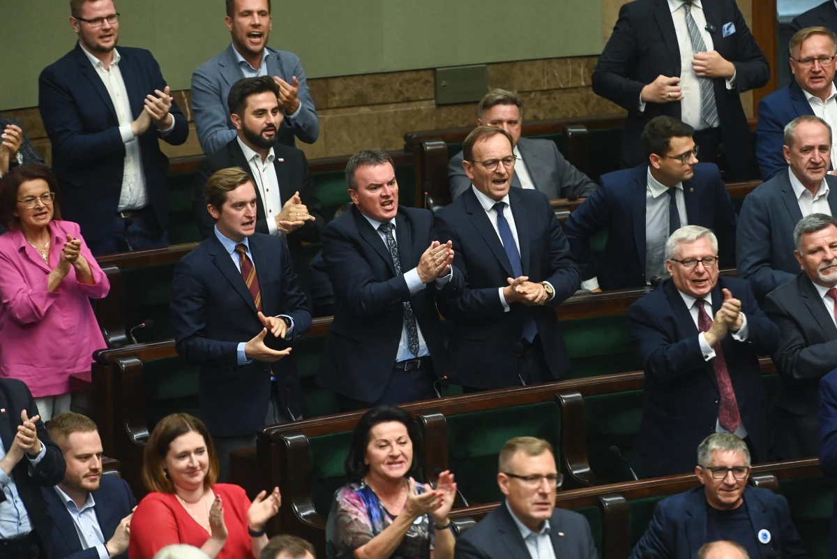Sejm odrzucił ustawę znoszącą karanie za przeprowadzenie i pomoc w aborcji. O odrzuceniu proponowanych przez Lewicę przepisów zdecydowała różnica kilku głosów. Za przyjęciem nowelizacji Kodeksu karnego było 215 posłów, przeciw 218, a dwóch posłów wstrzymało się od głosu. Posłowie Lewicy już poinformowali, że na kolejnym posiedzeniu Sejmu ponownie złożą projekt.