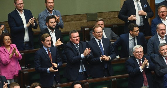 Sejm odrzucił ustawę znoszącą karanie za przeprowadzenie i pomoc w aborcji. O odrzuceniu proponowanych przez Lewicę przepisów zdecydowała różnica kilku głosów. Za przyjęciem nowelizacji Kodeksu karnego było 215 posłów, przeciw 218, a dwóch posłów wstrzymało się od głosu. Posłowie Lewicy już poinformowali, że na kolejnym posiedzeniu Sejmu ponownie złożą projekt.