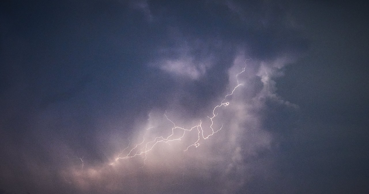  Burze wchodzą od południa. Oprócz wody z nieba leci lód