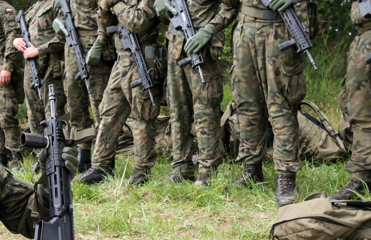 Sejm uchwalił z poprawkami rządową ustawę wspierającą działania wojska i służb. W określonych warunkach wyłącza ona odpowiedzialność karną za użycie przez żołnierzy broni lub środków przymusu bezpośredniego z naruszeniem zasad. Przepisy zapewniają również funkcjonariuszom szerszą pomoc prawną.