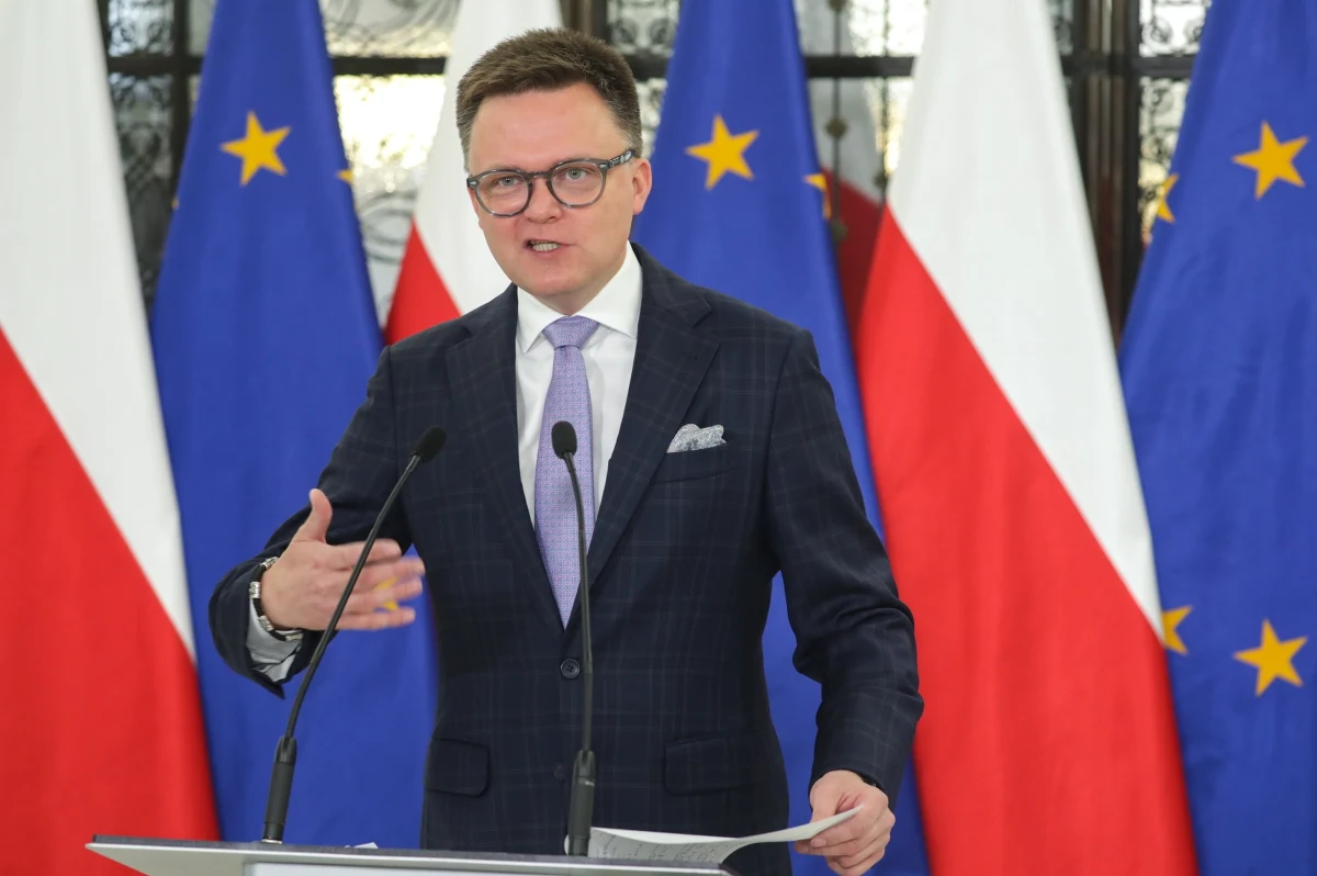 "Pojawiło się w trakcie posiedzenia zamieszanie związane ze stroną internetową Sejmu. Teraz już wiemy, że był to atak DDoS" - poinformował marszałek Sejmu Szymon Hołownia. "Są różne siły, które, jak widać, chcą zamieszać nam w naszej demokracji. Nie będziemy im na to pozwalać" - dodał. 