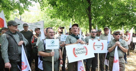 "Przywrócić godność leśnika", "Żądamy dialogu", "Odpolitycznić lasy" - m.in. takie hasła pojawiły się na transparentach w czasie protestu leśników przed Kancelarią Prezesa Rady Ministrów w Warszawie. Podobne manifestacje odbyły się też w innych miastach - m.in. w Szczecinie i w Białymstoku. 