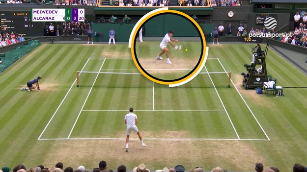 Carlos Alcaraz, obrońca tytułu, drugi rok z rzędu awansował do finału wielkoszlemowego turnieju tenisowego w Wimbledonie. Hiszpan w półfinale pokonał Rosjanina Daniiła Miedwiediewa 6:7 (1-7), 6:3, 6:4, 6:4. Spotkanie przeanalizował trener tenisa i ekspert Polsatu Sport Maciej Synówka.