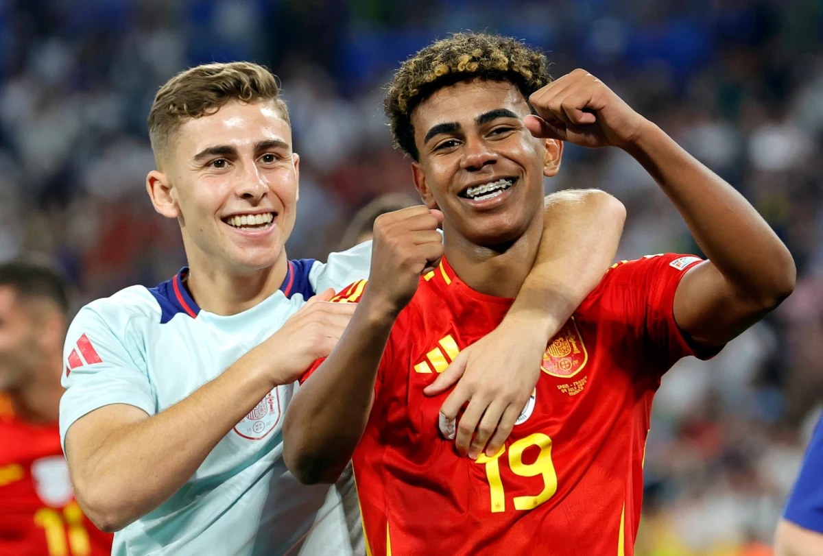 W niedzielę fani futbolu zasiądą przed telewizorami, żeby oglądać finał mistrzostw Europy w Niemczech, w którym zmierzą się ze sobą Hiszpanie i Anglicy. "Hiszpanie mają drużynę fajną, młodą" – powiedział w RMF FM Cezary Wilk, były piłkarz grający m.in. w Deportivo La Coruña. "Z kim byśmy nie podjęli dyskusji, jest to najlepsza drużyna, grająca w tym Euro najlepszy futbol, najbardziej kompletny, więc tam absolutnie wszystko się zgadza" – dodawał. Rozmówca Cezarego Dziwiszka stwierdził, że trener Anglików Gareth Southgate może być spokojny o swoje stanowisko nawet w przypadku przegranej z podopiecznymi trenera Luisa de la Fuente.