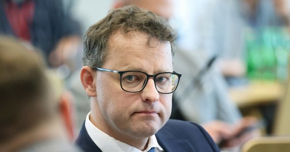 Były wiceminister sprawiedliwości, poseł Suwerennej Polski Marcin Romanowski, stracił immunitet. Sejm zgodził się również na to, by został zatrzymany i tymczasowo aresztowany w związku ze śledztwem dotyczącym Funduszu Sprawiedliwości. 